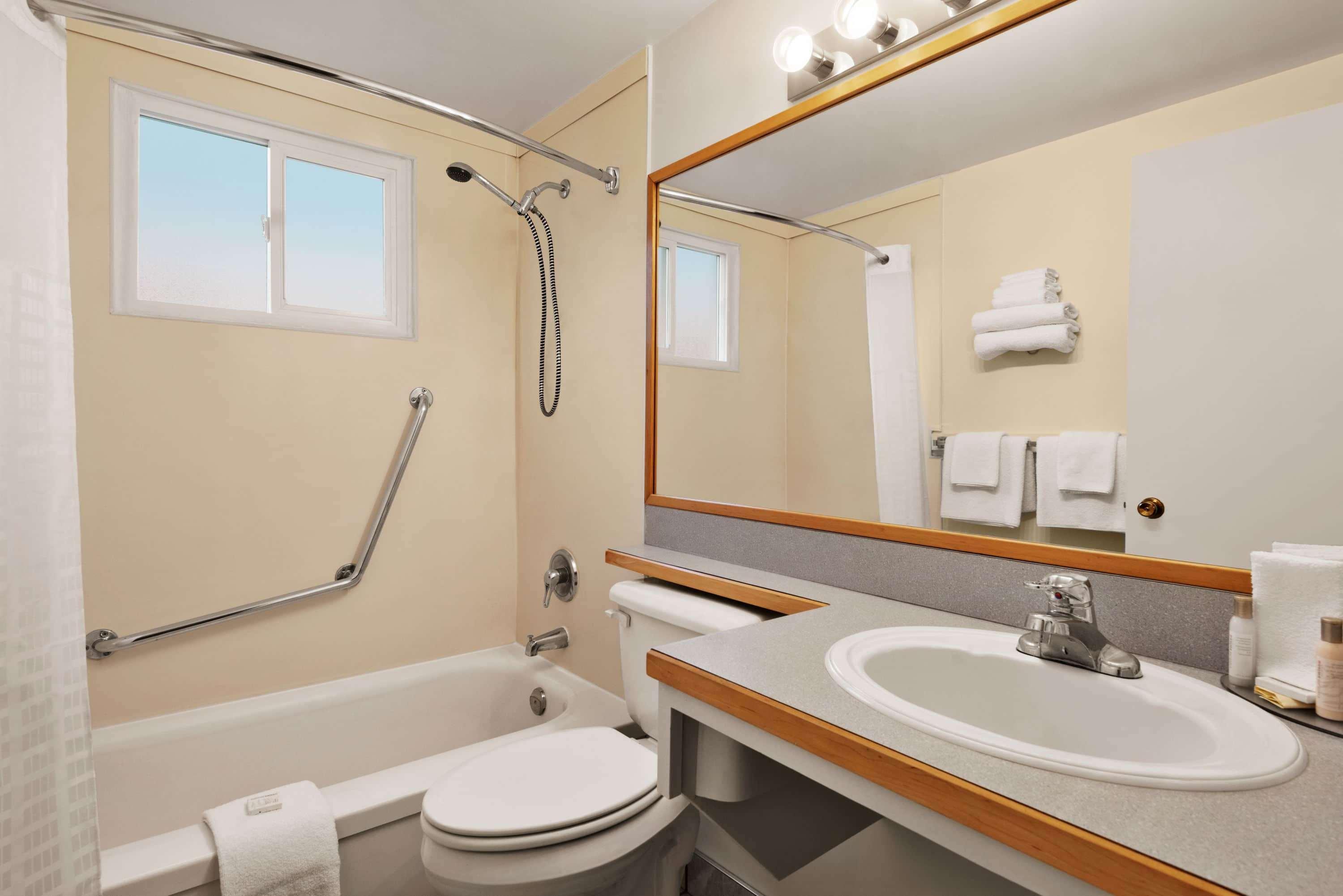 Travelodge By Wyndham Quesnel Bc Bagian luar foto