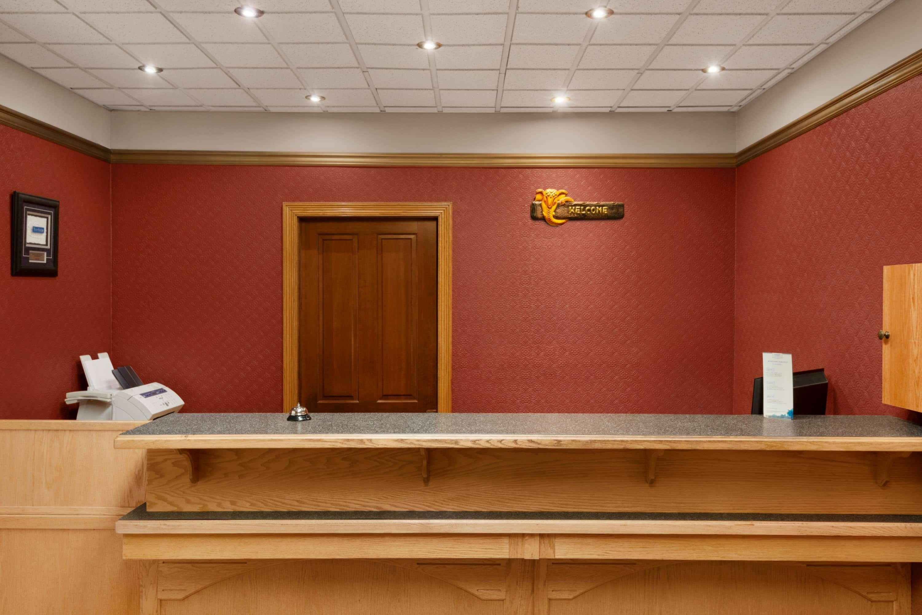 Travelodge By Wyndham Quesnel Bc Bagian luar foto