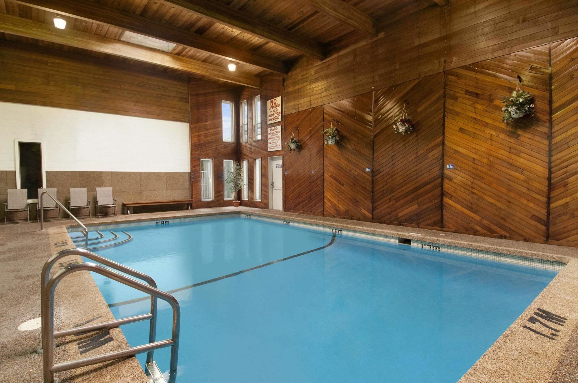 Travelodge By Wyndham Quesnel Bc Bagian luar foto